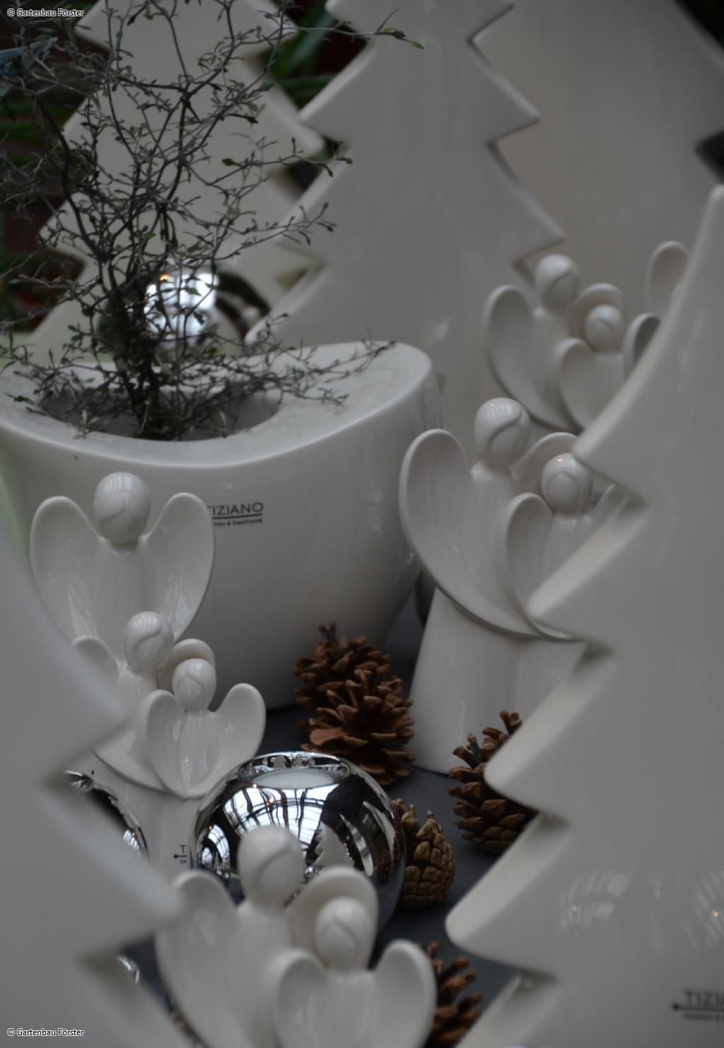 weiße Tannen und Engel aus Steingut