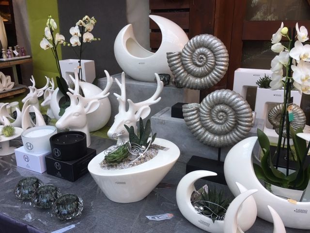 Schalen und Hirschköpfe aus Porzellan