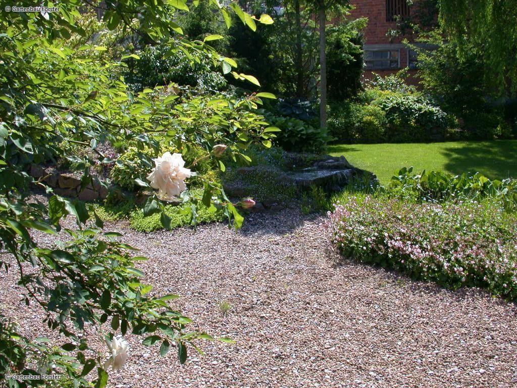 Gartenweg aus Naturstein mit umliegender Staudenbepflanzung