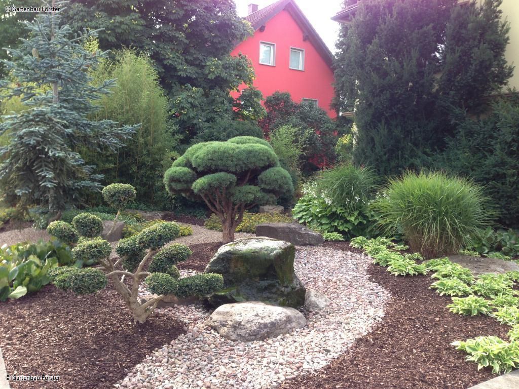 Formaler Garten mit Bonsai