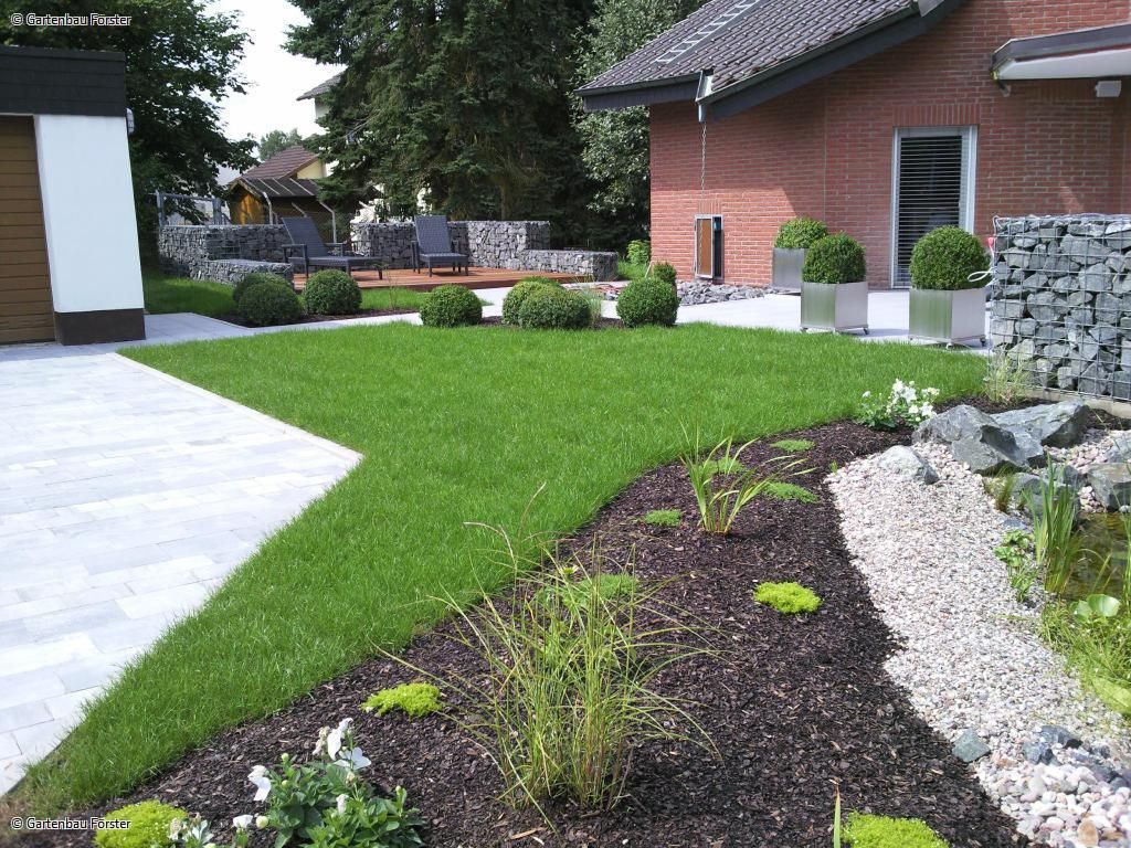 englischer Rasen neben einem Beet