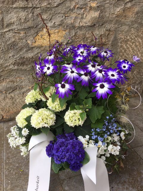 Blumengebinde in Violetttönen