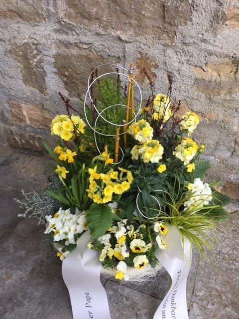 Blumengebinde in Gelbtönen