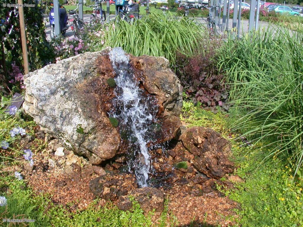 natürlich aussehender Wasserlauf