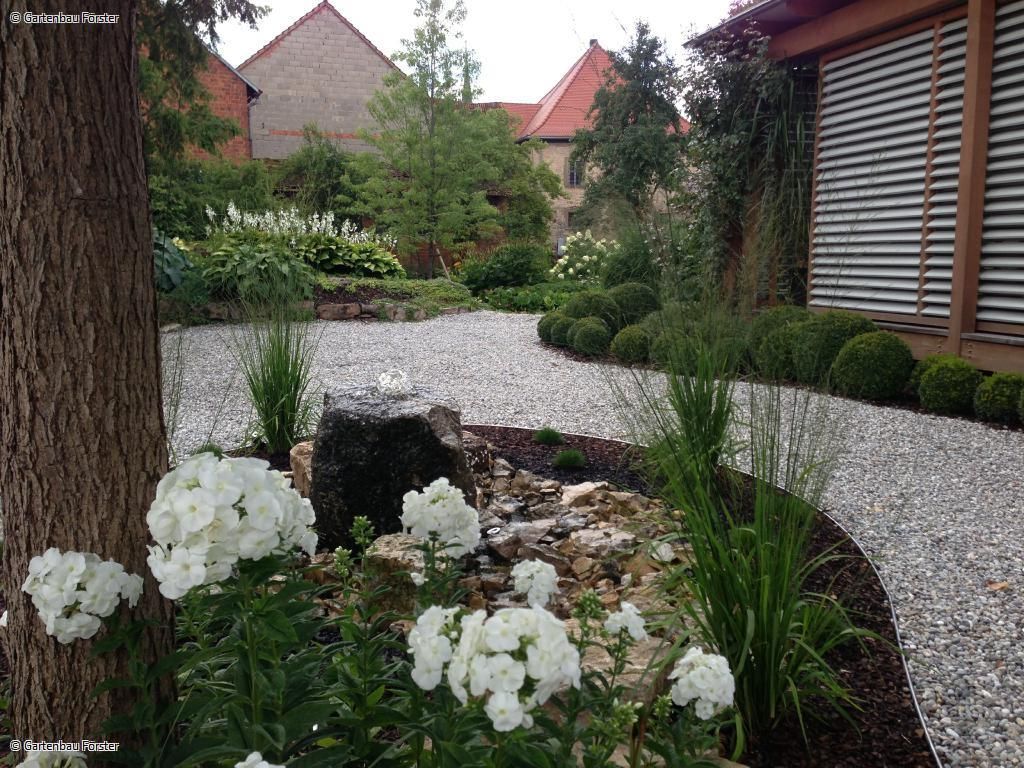 Brunnen in einem Beet