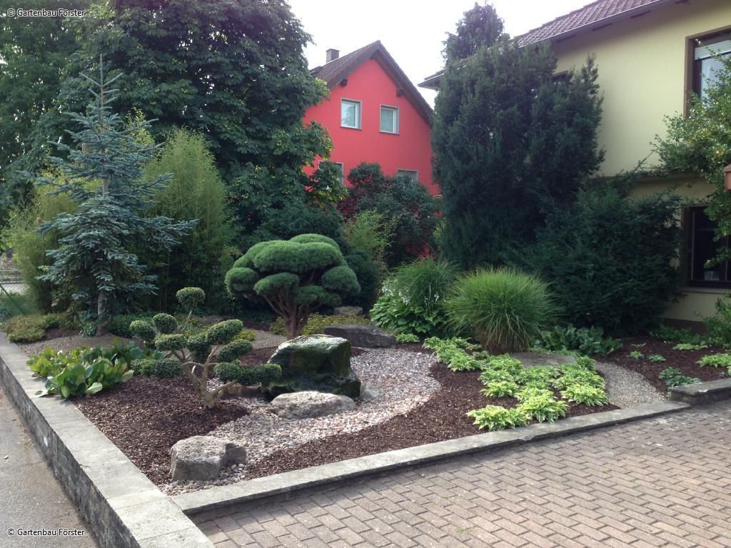 Blick auf formal gestalteten Garten