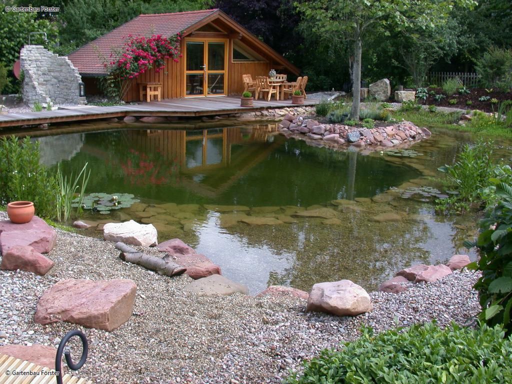 Teich vor großem Haus