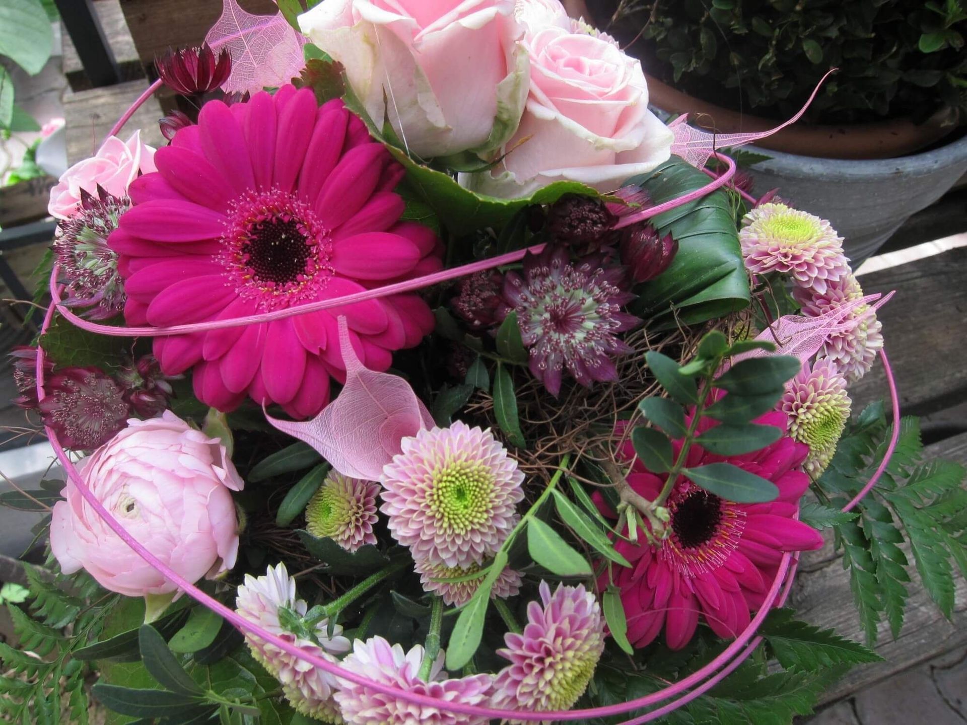 Leuchtender Strauß mit pinken Gerbera, Rosen und verspielten Füllblumen.