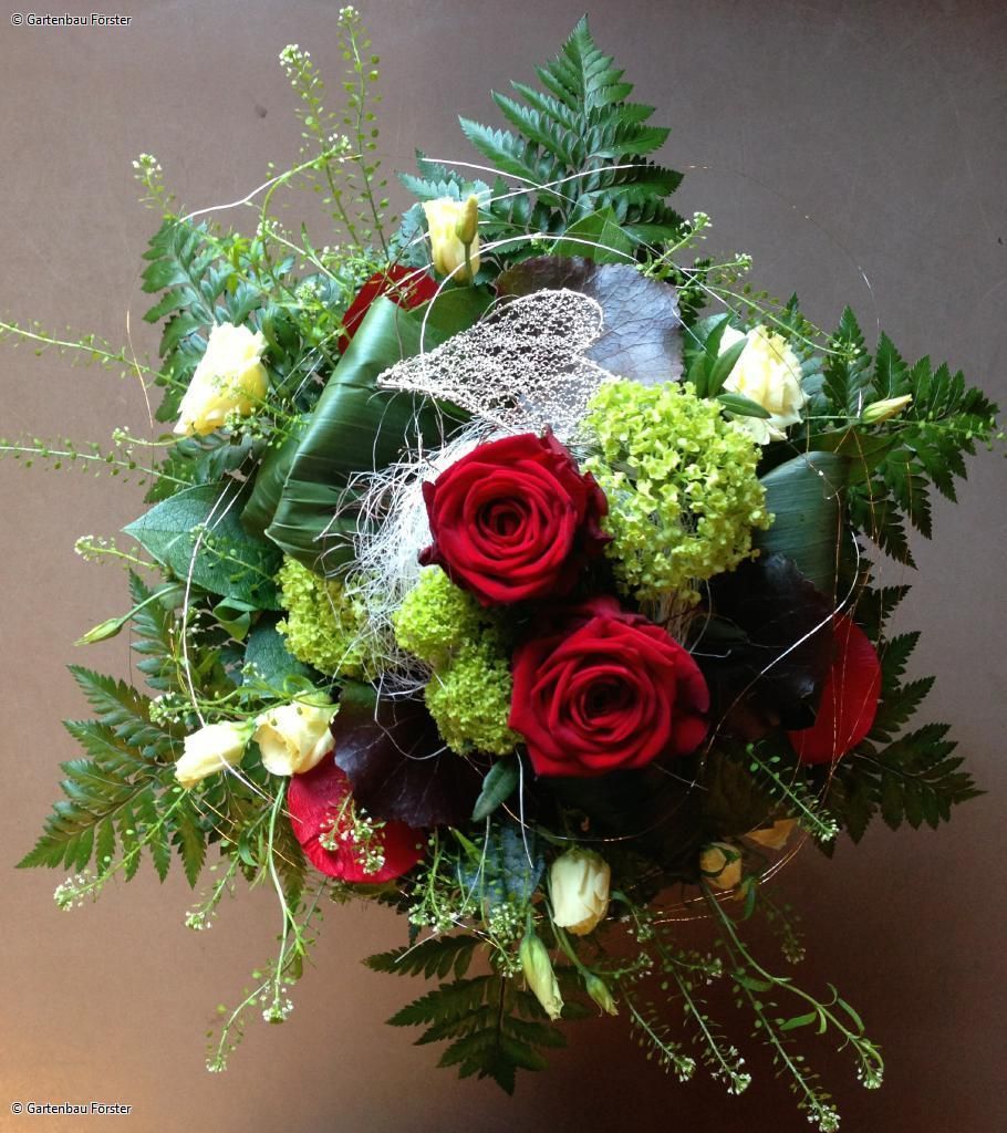 rote Rosen und grüne Blumen als Strauß