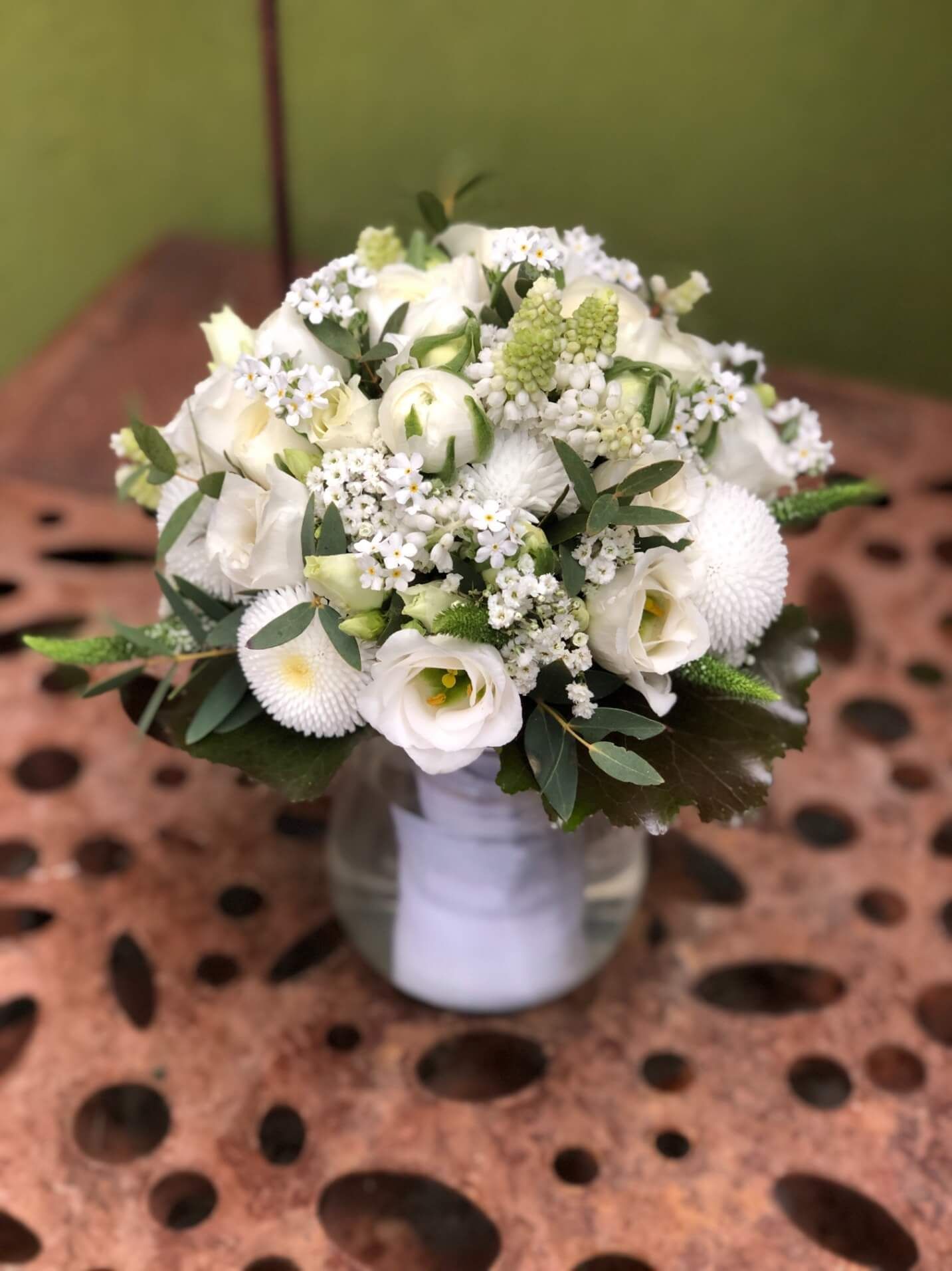 Brautstrauß in weiß mit grünen Akzenten