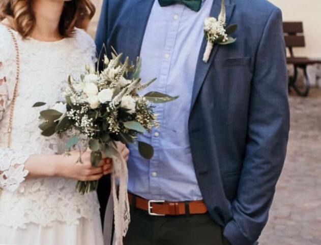 Moderner Brautstrauß in natürlichen Farben mit frischen Blumen