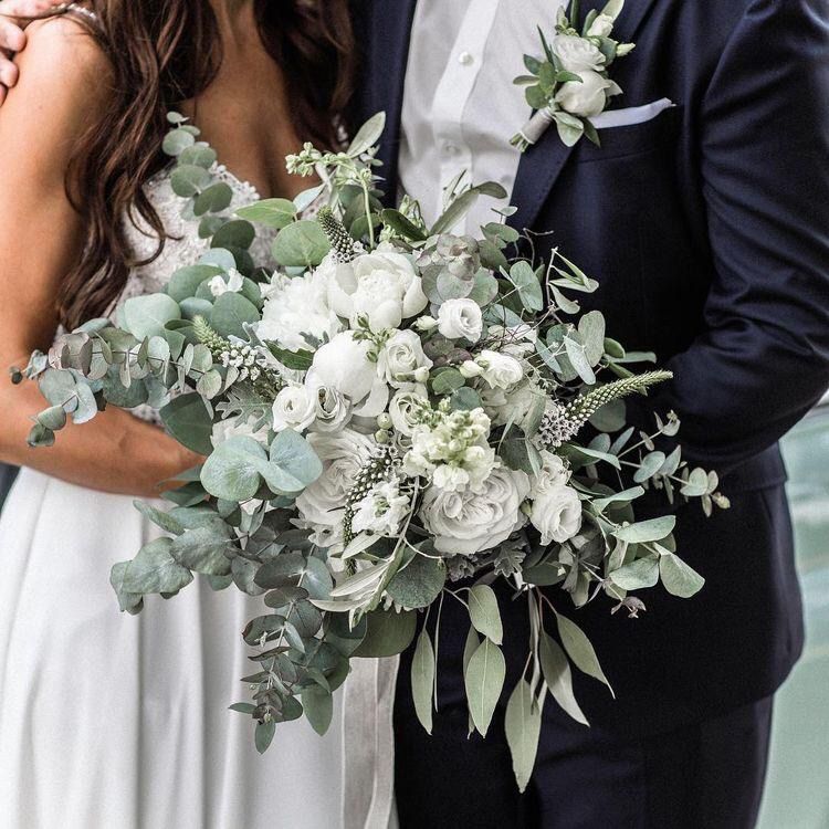Moderner Brautstrauß mit Rosen und locker eingearbeitetem Eukalyptus