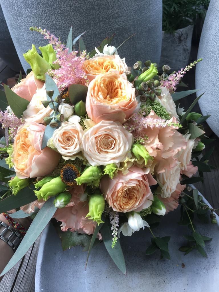 Locker gebundener Brautstrauß im modernen Stil