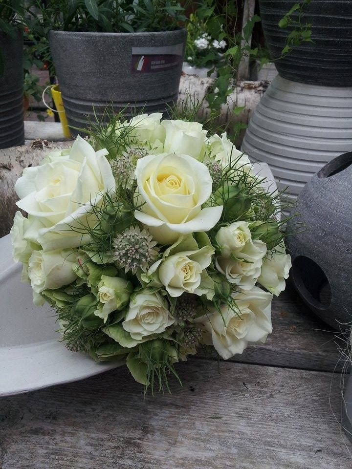 Eleganter Brautstrauß mit minimalistischer Floristik