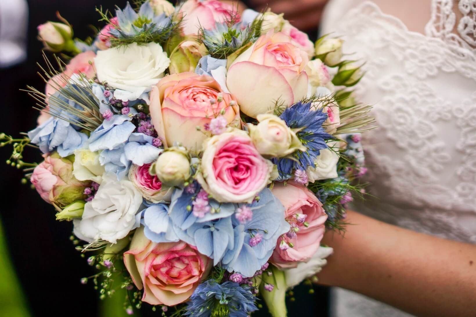 Romantischer Brautstrauß in Rosa und Hellblau