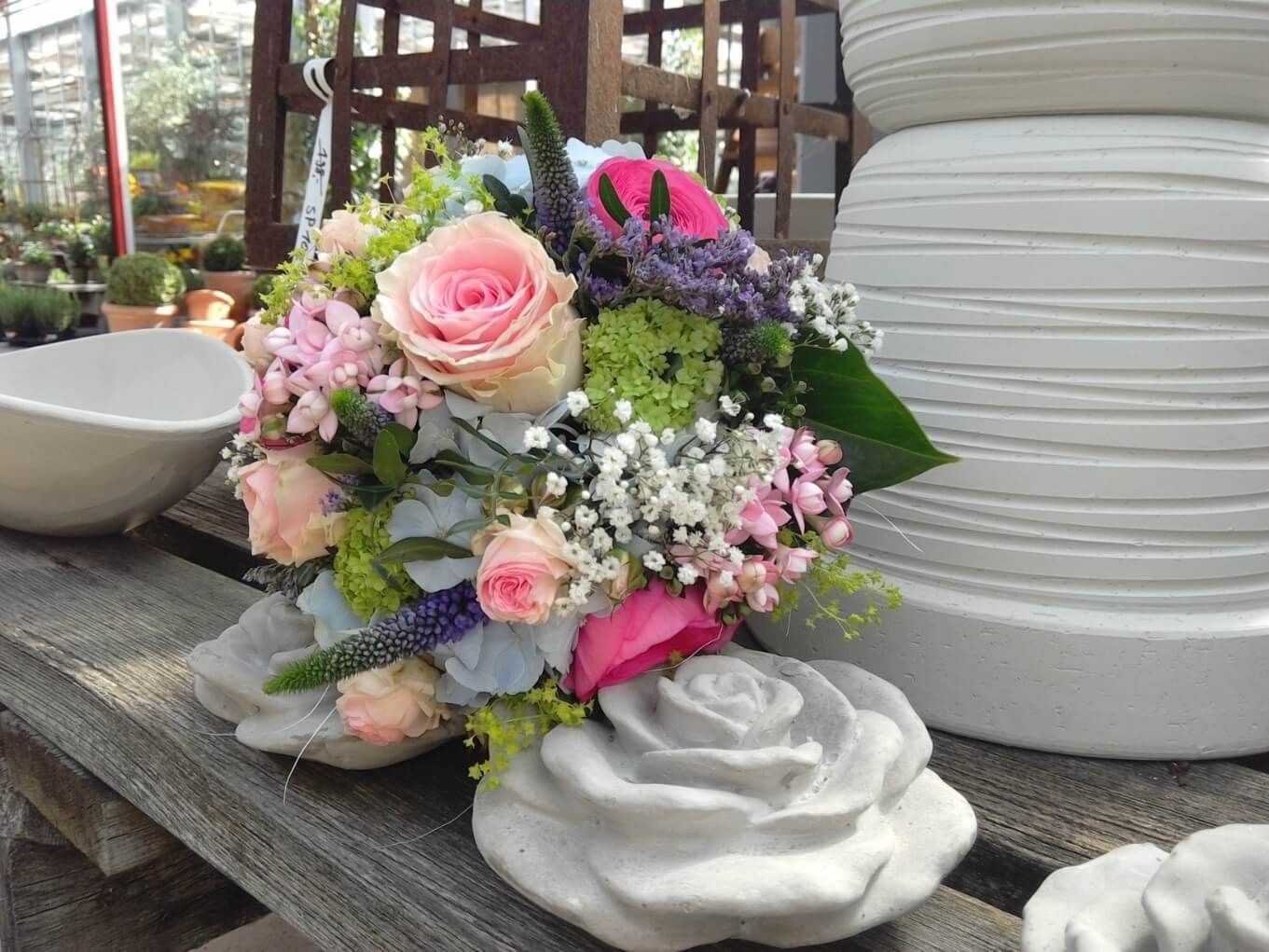 Romantischer Brautstrauß in Rosa und Pink mit Rosen, Schleierkraut und frischem Grün.