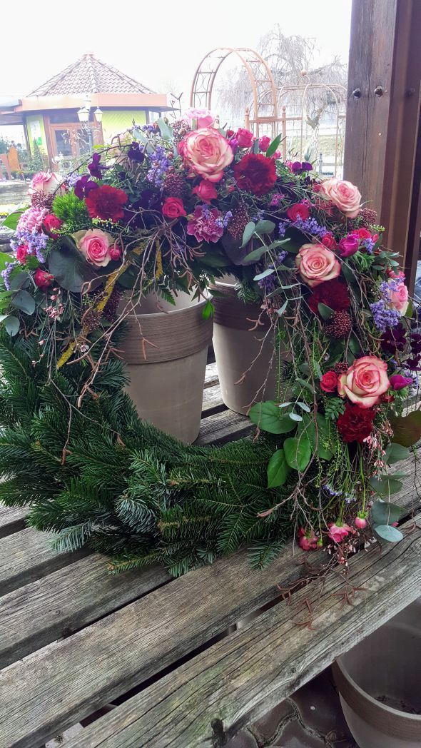 Moderner Trauerkranz mit roten und rosa Rosen