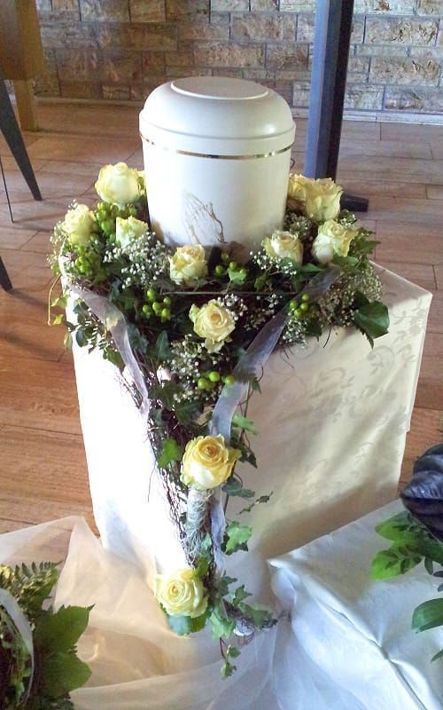 Trauerkranz für Urne mit weißen Rosen und Grünpflanzen