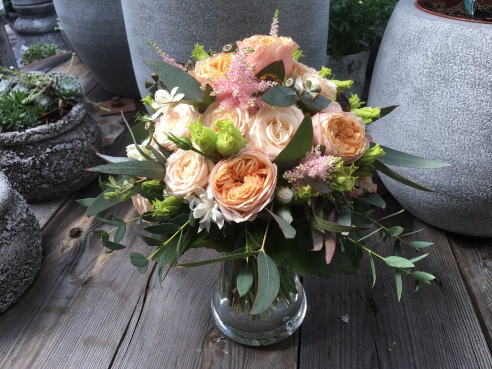 Edler Rosenstrauß in Pfirsich mit grünen Akzenten