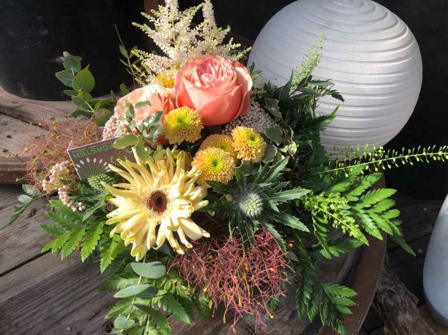 Trauerstrauß in gedeckten Farben für die Grabstätte