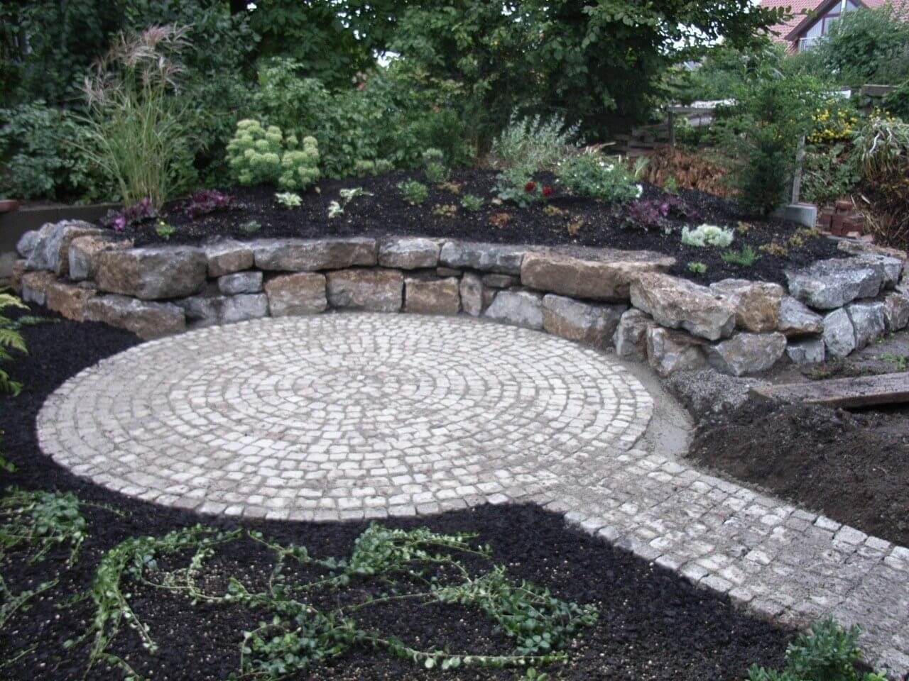 Professionell verlegter Pflasterweg in modernem Garten