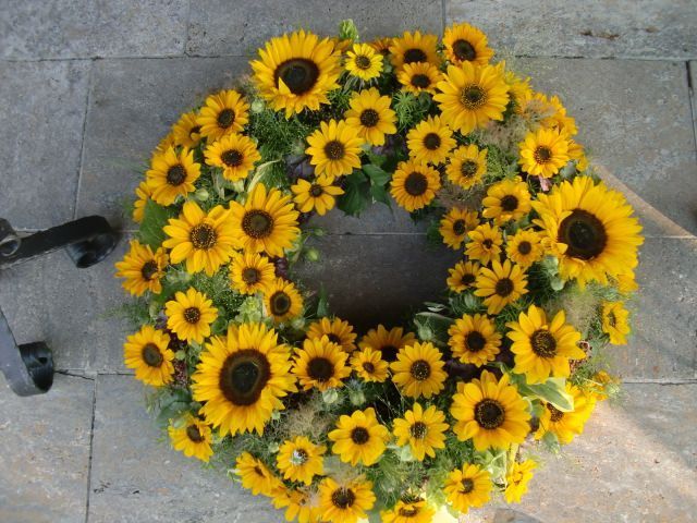 Gebundener Kranz aus Sonnenblumen