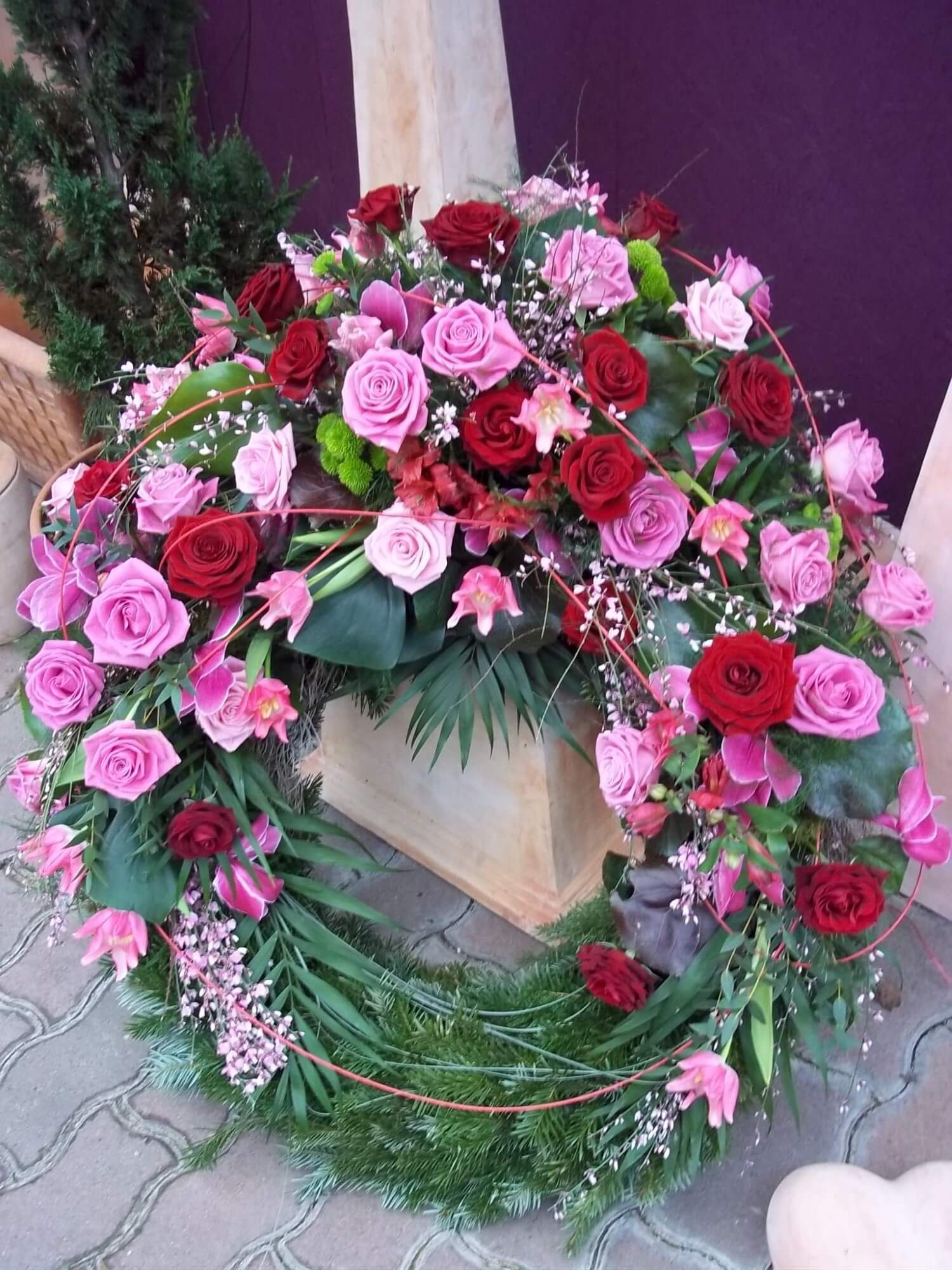 Klassischer Trauerkranz mit roten und rosa Rosen