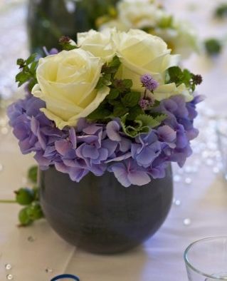 Minimalistisch gebundener Strauß mit ausgewählten Einzelblüten