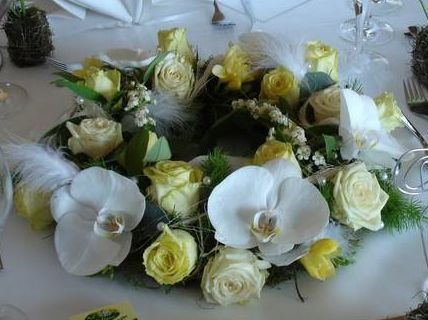 Trauerkranz aus gelben Roden und weißen Lilien