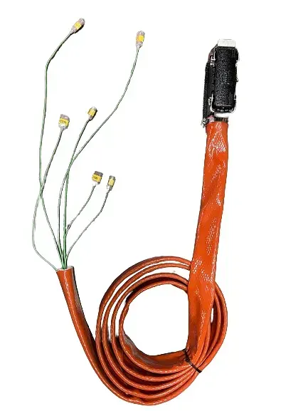 Un primer plano de un cable naranja con un conector negro sobre un fondo blanco.
