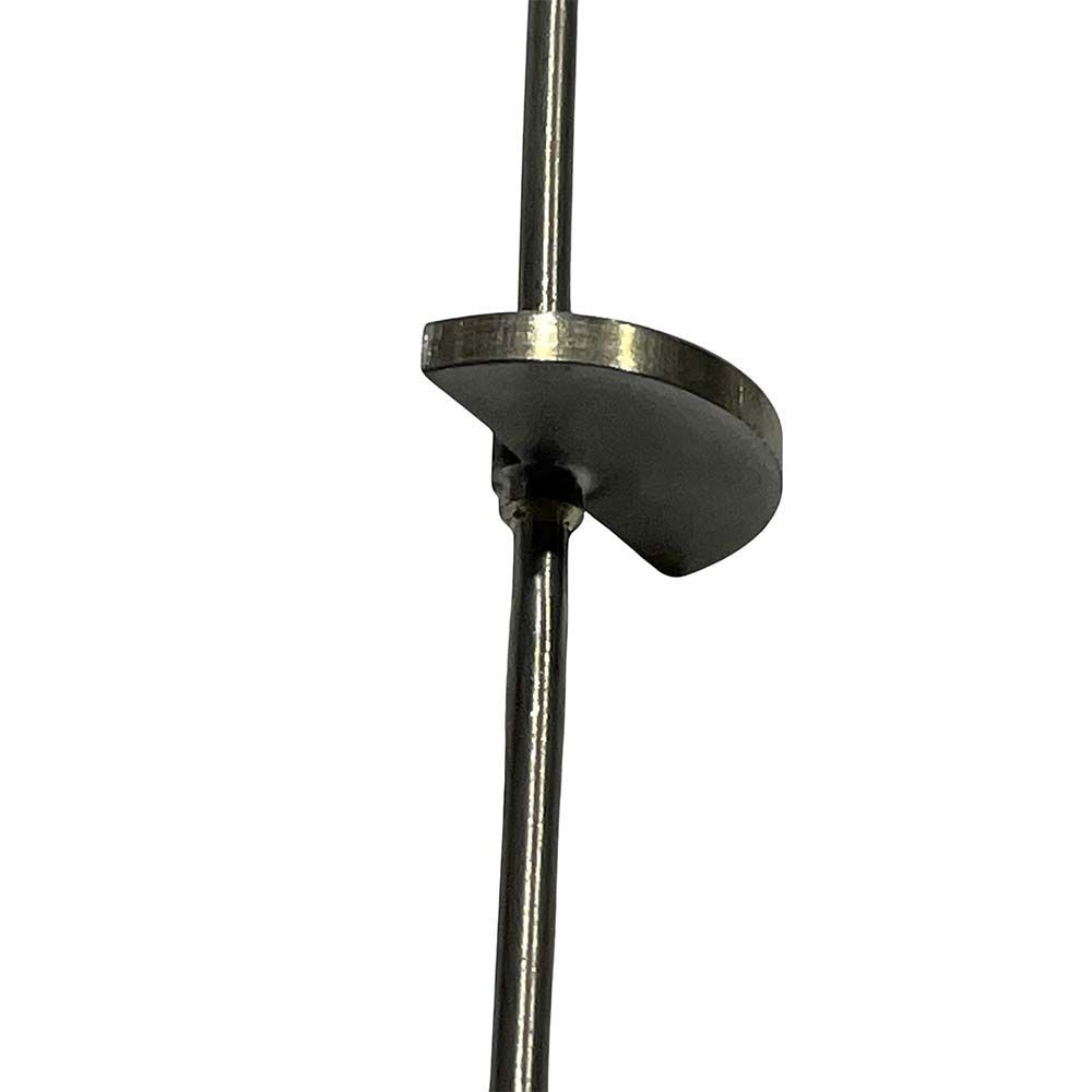 Agitador metálico con una cuchilla semicircular sobre una varilla, probablemente para mezclar líquidos.