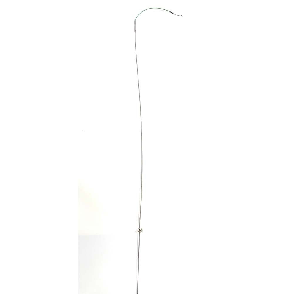 Un látigo largo, delgado y de metal plateado, curvado en el extremo, sobre un fondo blanco.