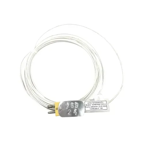 Un primer plano de un cable con una etiqueta sobre un fondo blanco.
