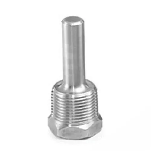 Un primer plano de un tornillo de acero inoxidable sobre un fondo blanco.