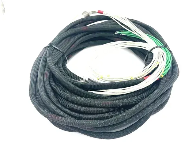 Un montón de cables están conectados entre sí sobre un fondo blanco.