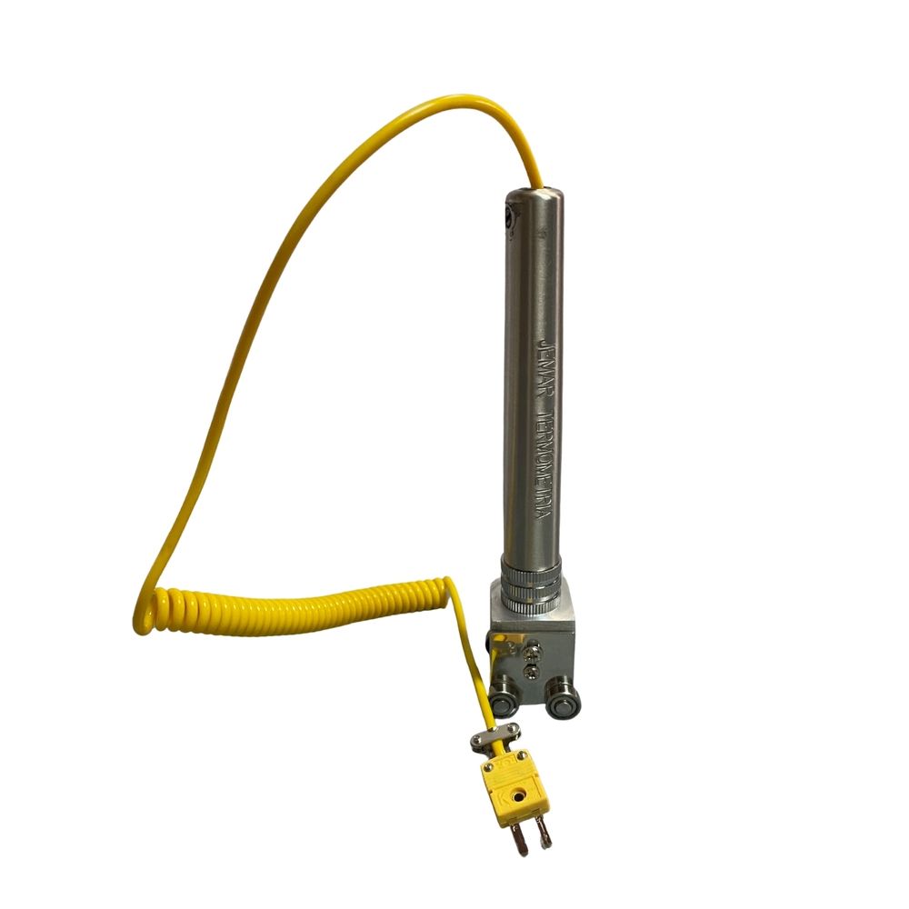 Un sensor de temperatura de metal vertical con cable amarillo y conector.