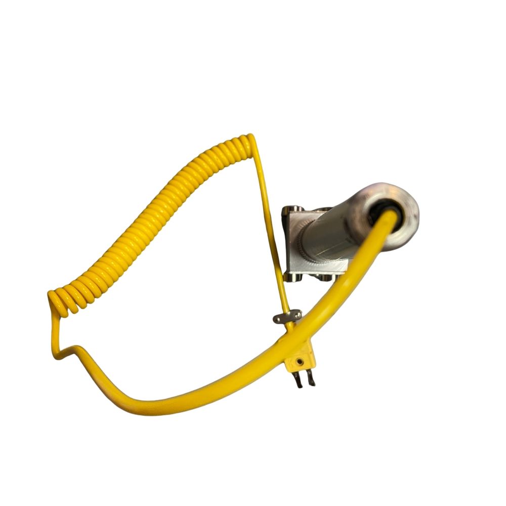 Cable enrollado de color amarillo con termopar unido a un tubo metálico plateado.