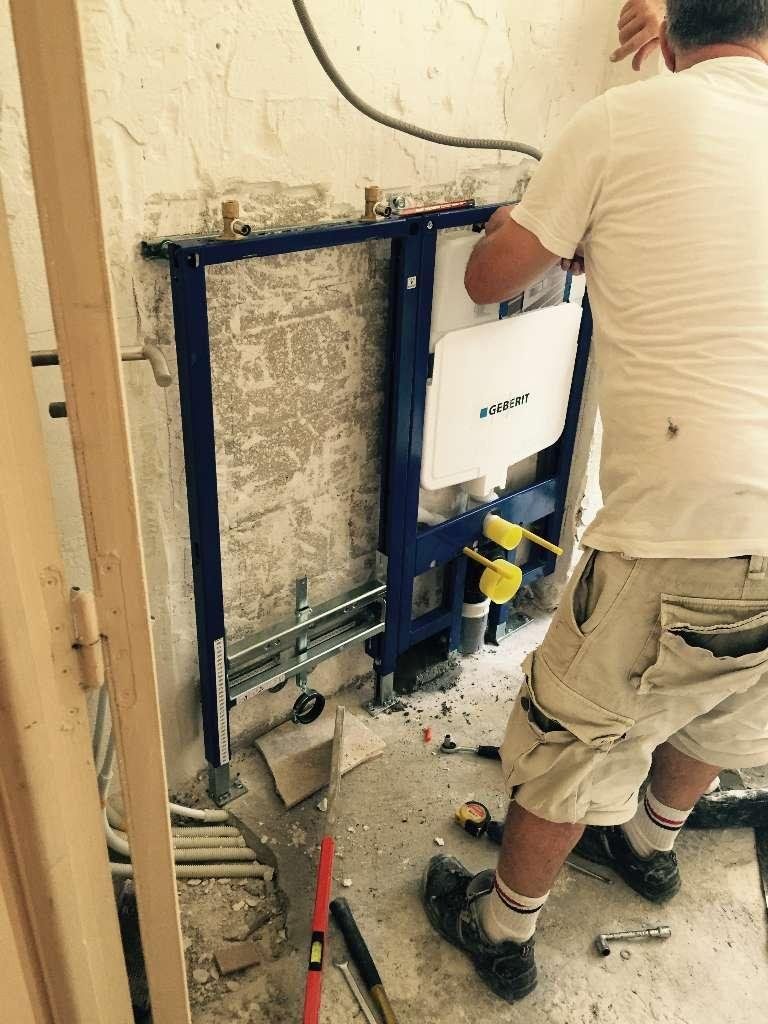 Pose bati support bidet chantier a cassis  et WC renovation salle de bain à La Ciotat