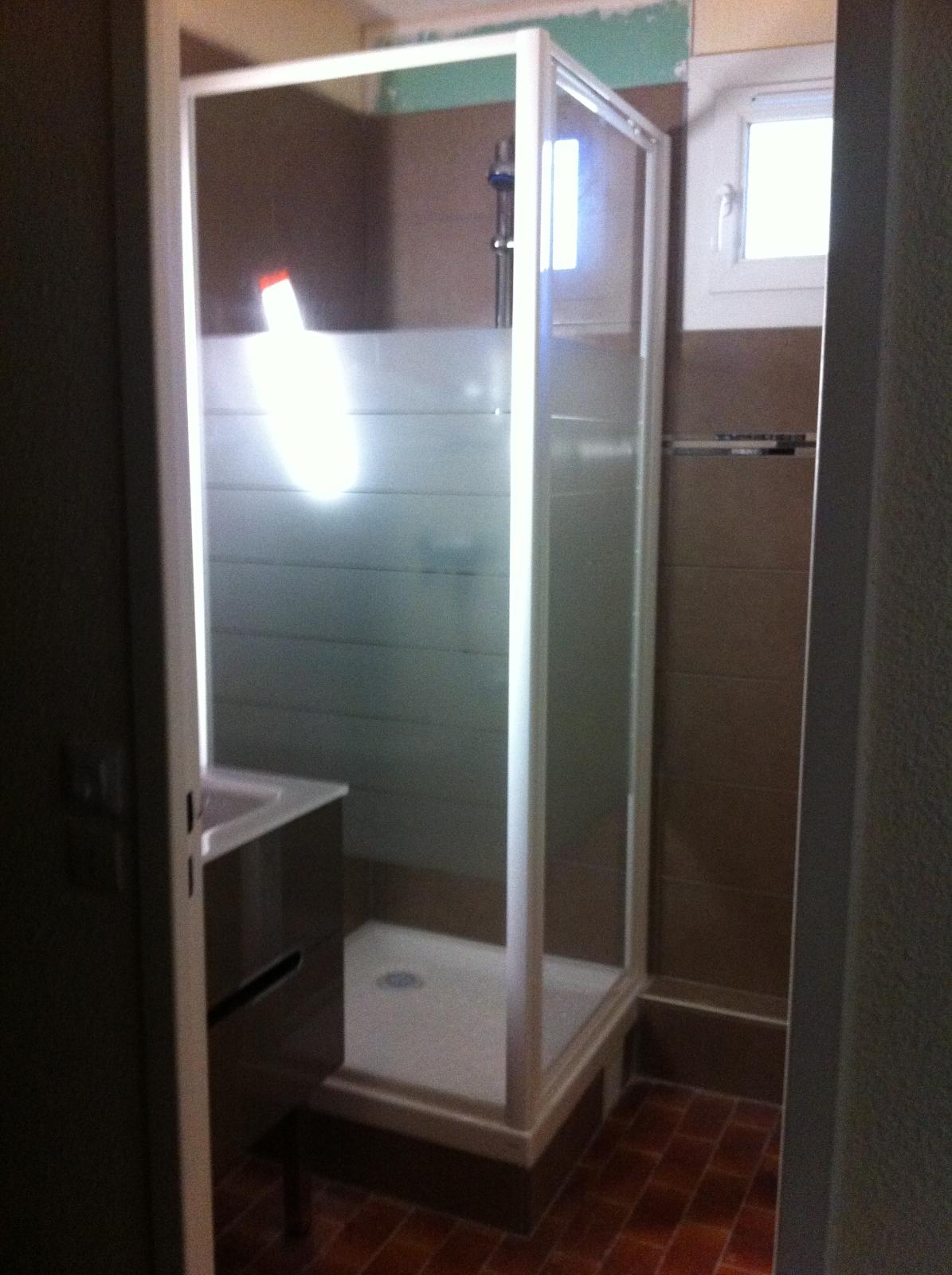 Pose de cabine de douche par l'entreprise Bouron Lionel à La Ciotat