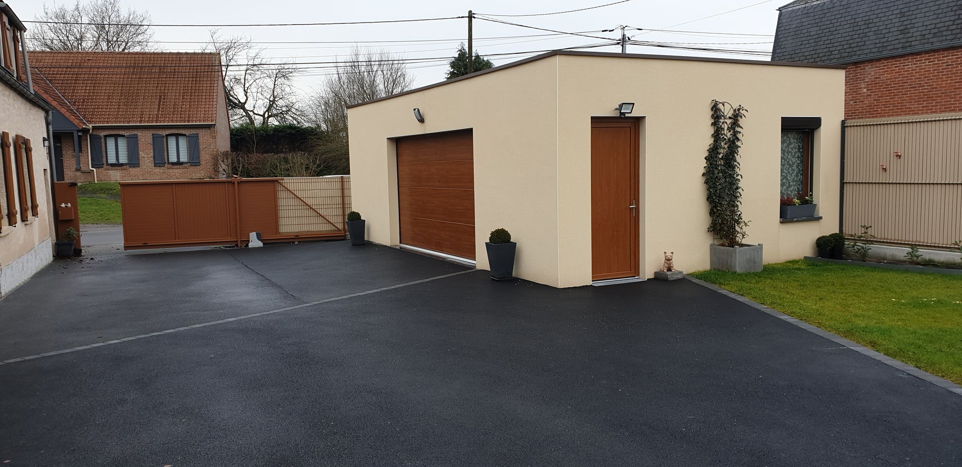 Maison beige à porte marron avec sol rénové