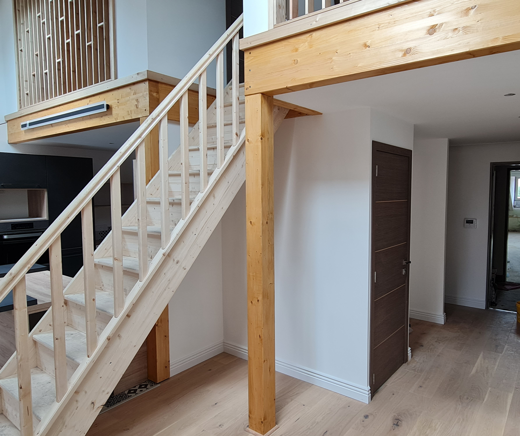 Duplex rénové avec un escalier en bois