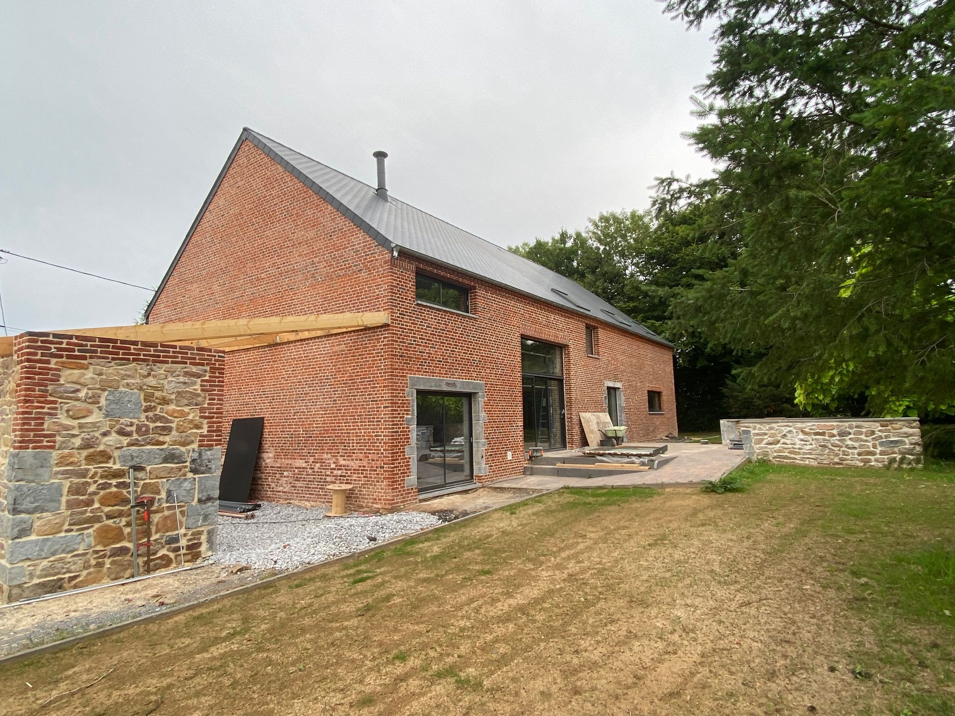 Maison en brique rénovée avec extention en cours de construction