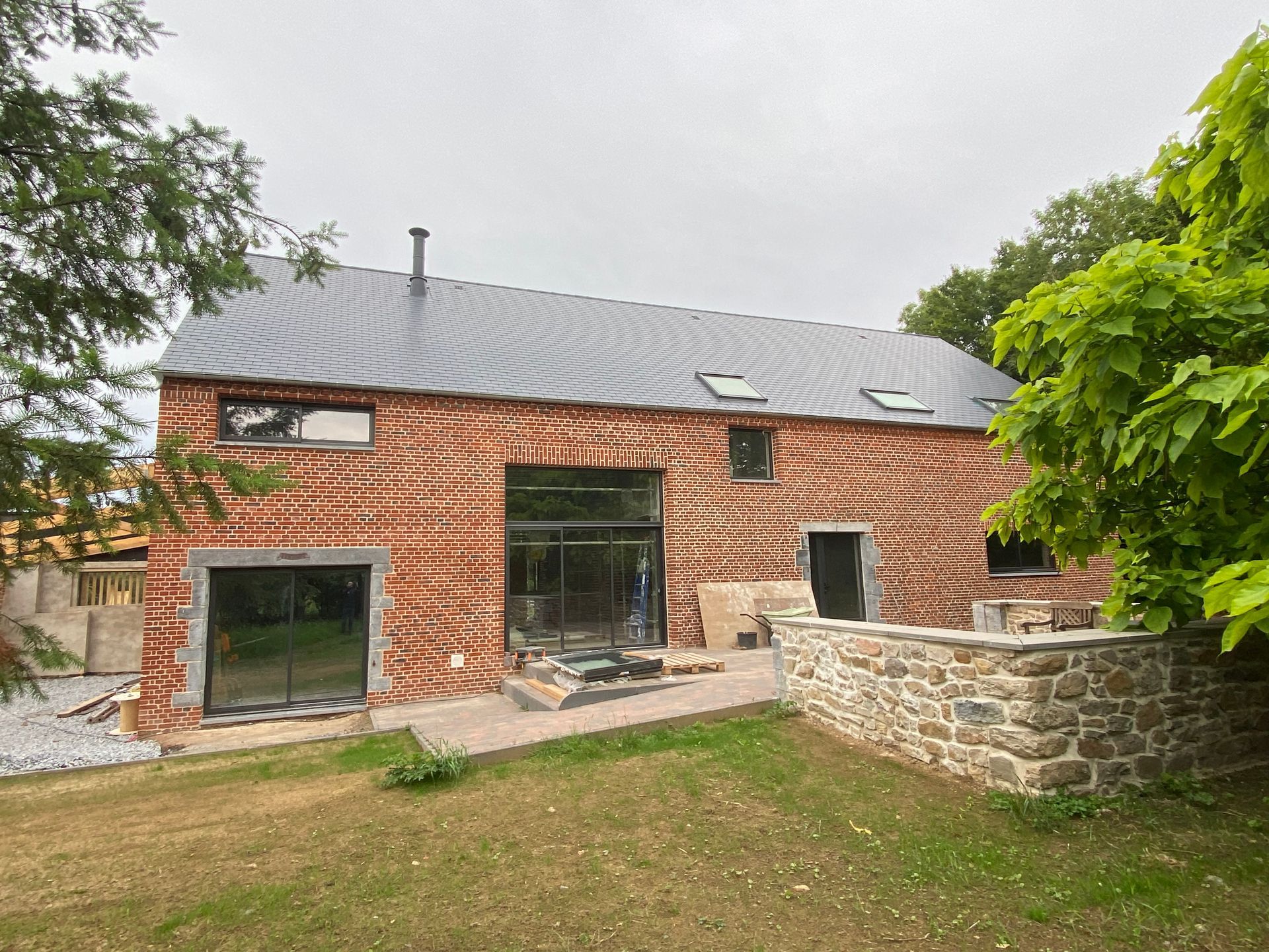 Maison en brique rénové avec terrasse murée 