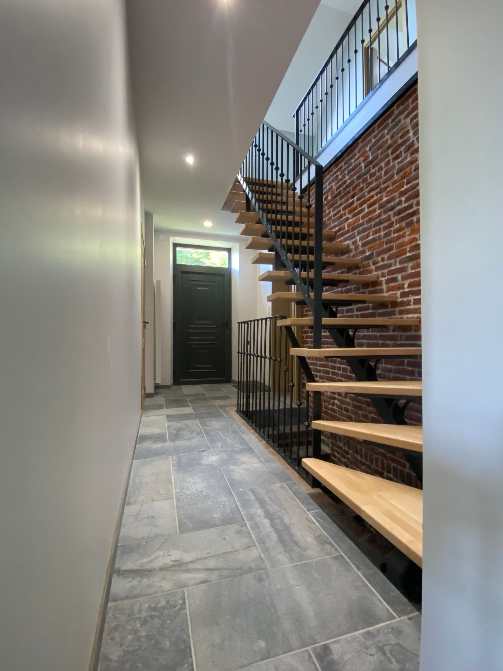 Intérieur d'une maison avec un escalier en bois