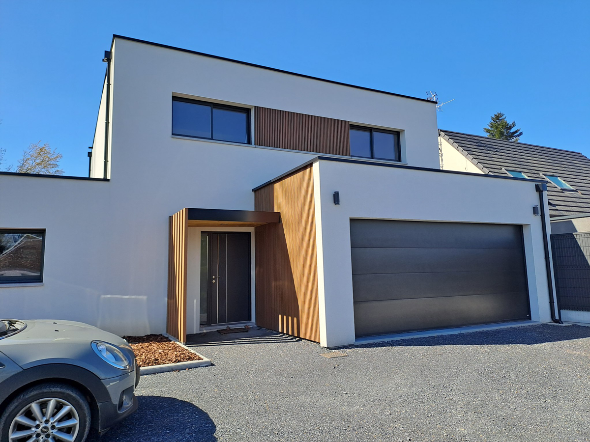 Maison moderne avec garage et grandes ouvertures