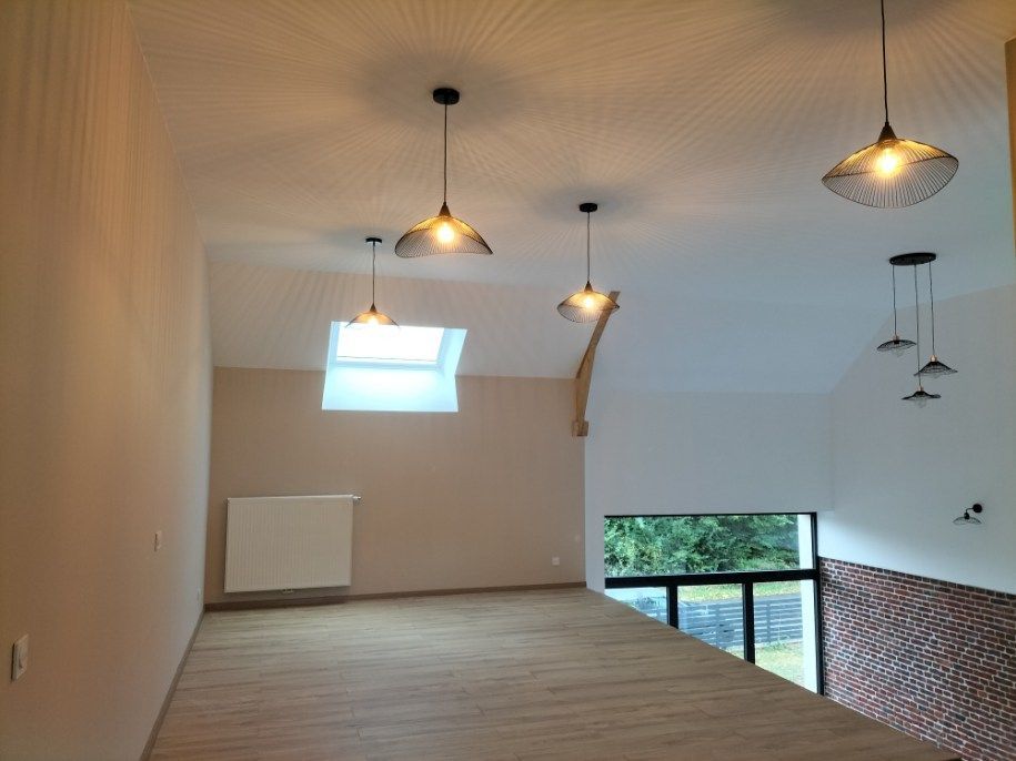 Mezzanine en bois avec des lampes au plafond