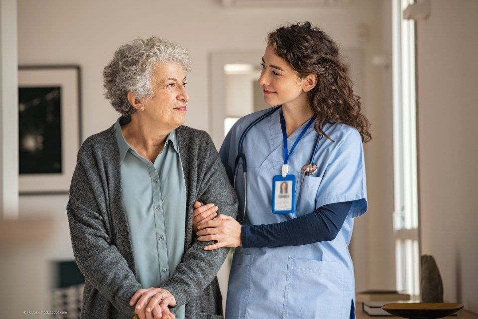 fairpflegt GbR – eine Pflegefachkraft und eine ältere Dame schauen sich gegenseitig an