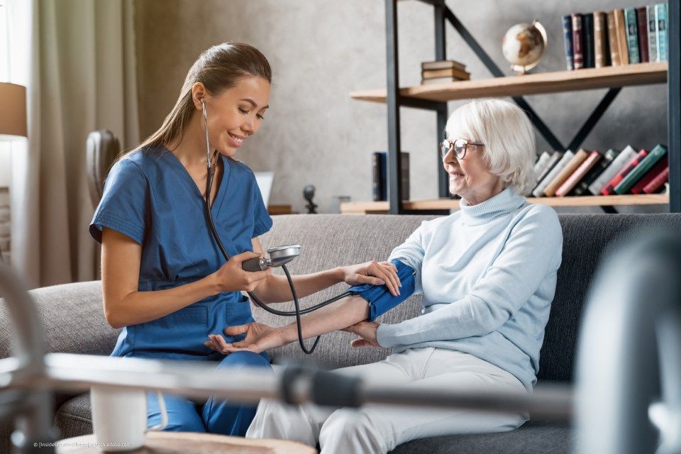 fairpflegt GbR – eine Pflegerin überprüft den Blutdruck einer älteren Dame