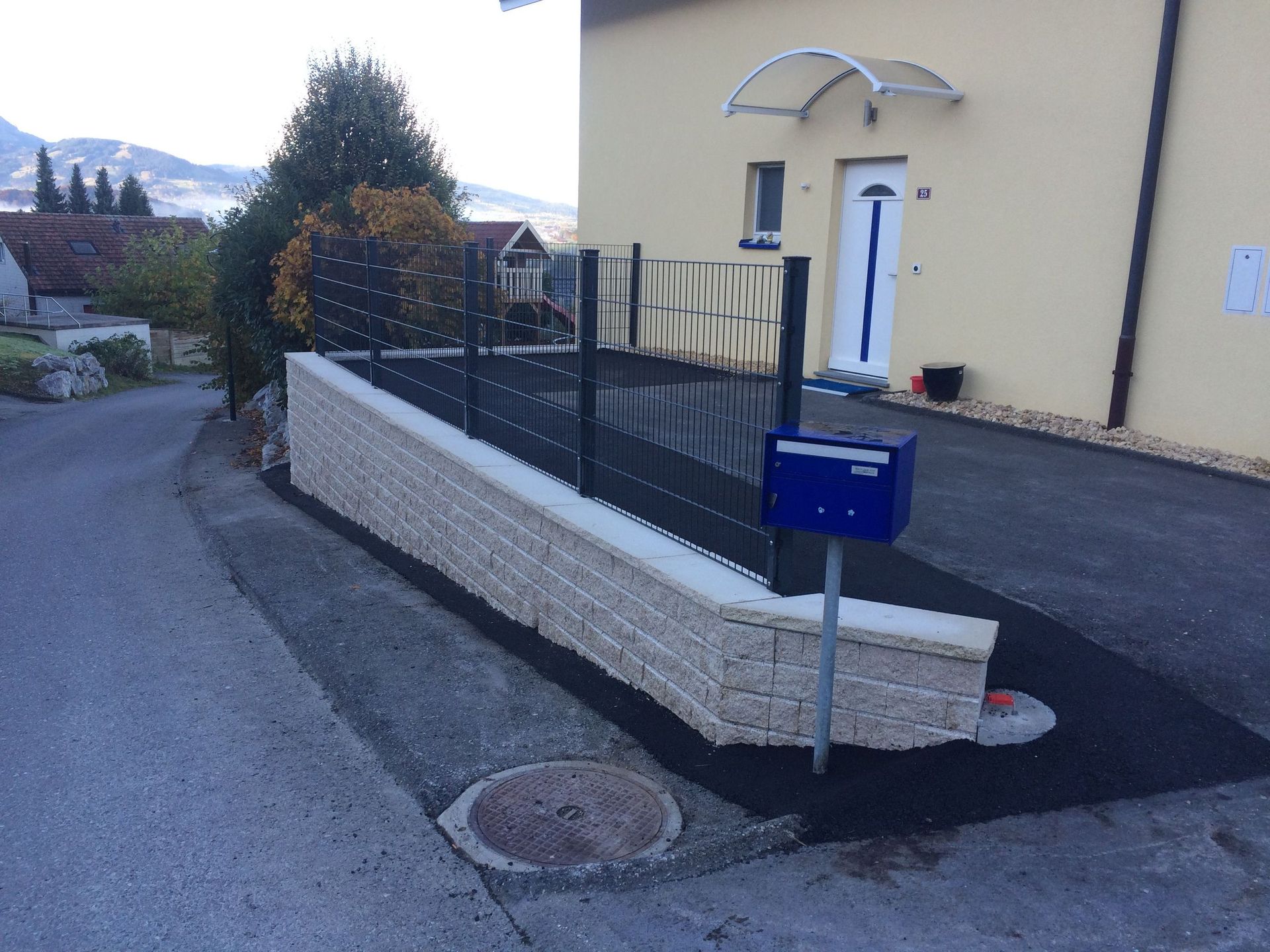 Mur Leromur jaune avec clôture acier soudé anthracite