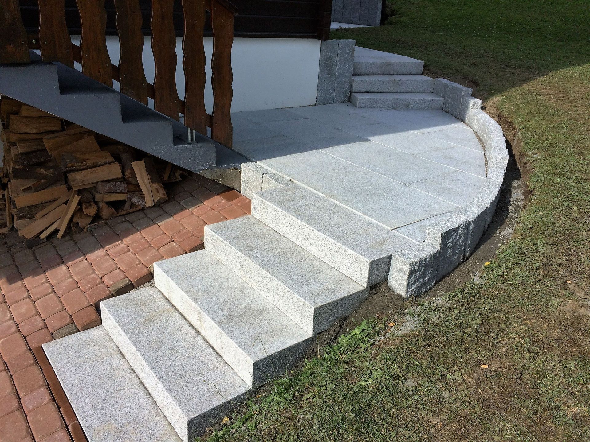 Marches, dalles, palissades granti gris clair